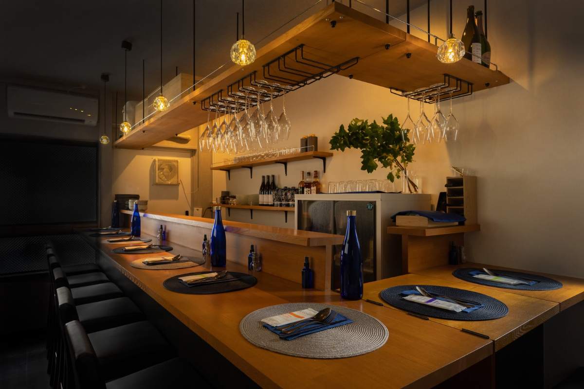 The counter at HIYACHU BAR Gunjyo